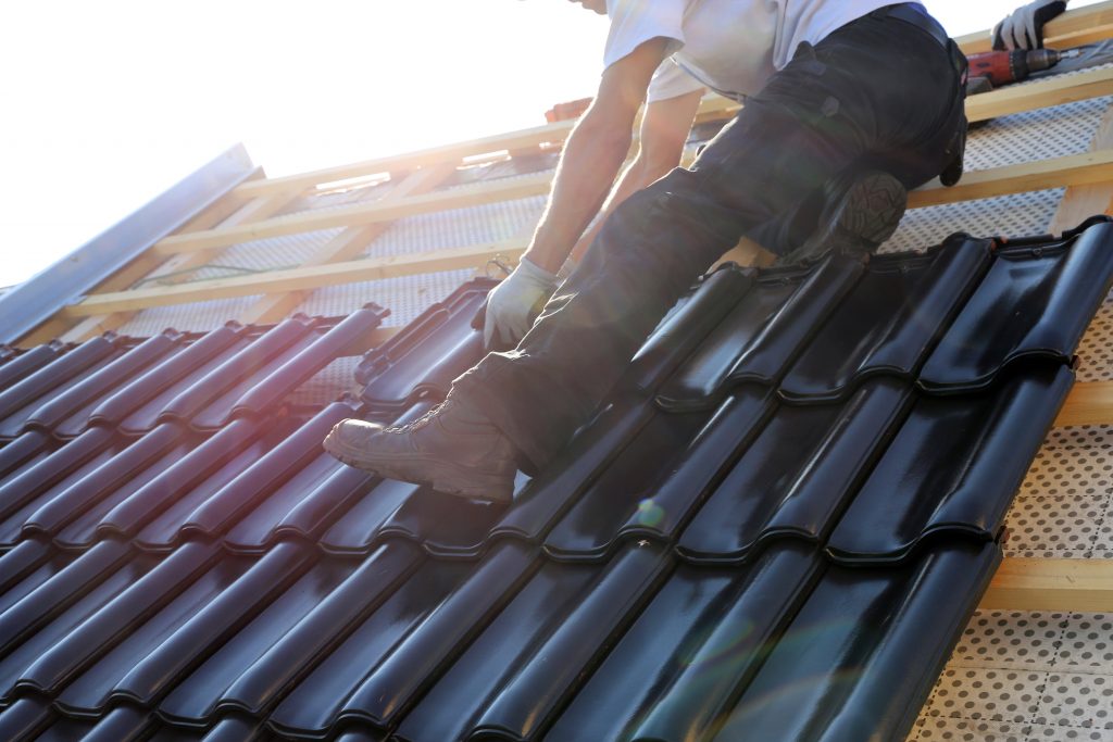 Dachdecker bei der Arbeit
